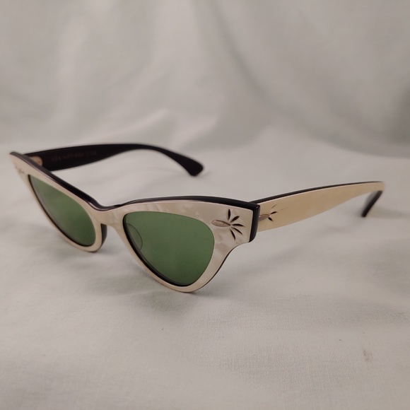 True Vintage RAY-BAN B&L Cats Eye Sunglasses +Case - Picture 2 of 8